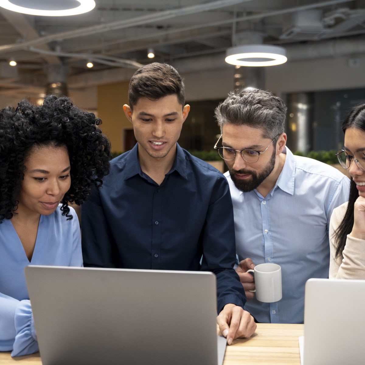 equipo-trabajando-juntos-en-proyecto